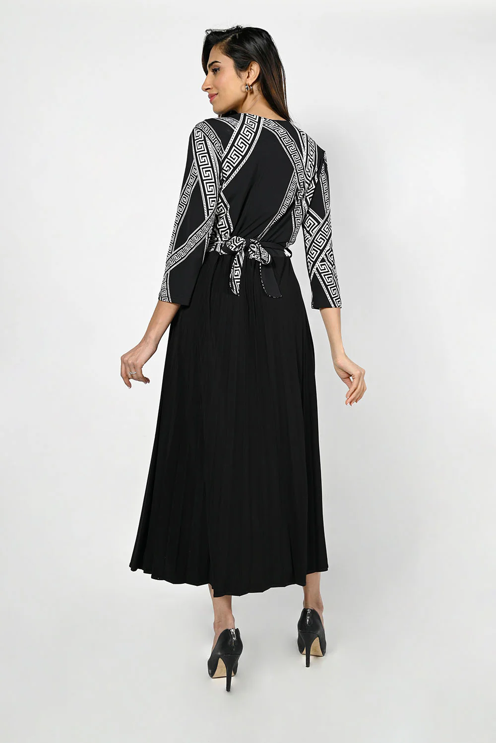 Frank Lyman Black/Beige Knit Dress Style 223011 - Image 4