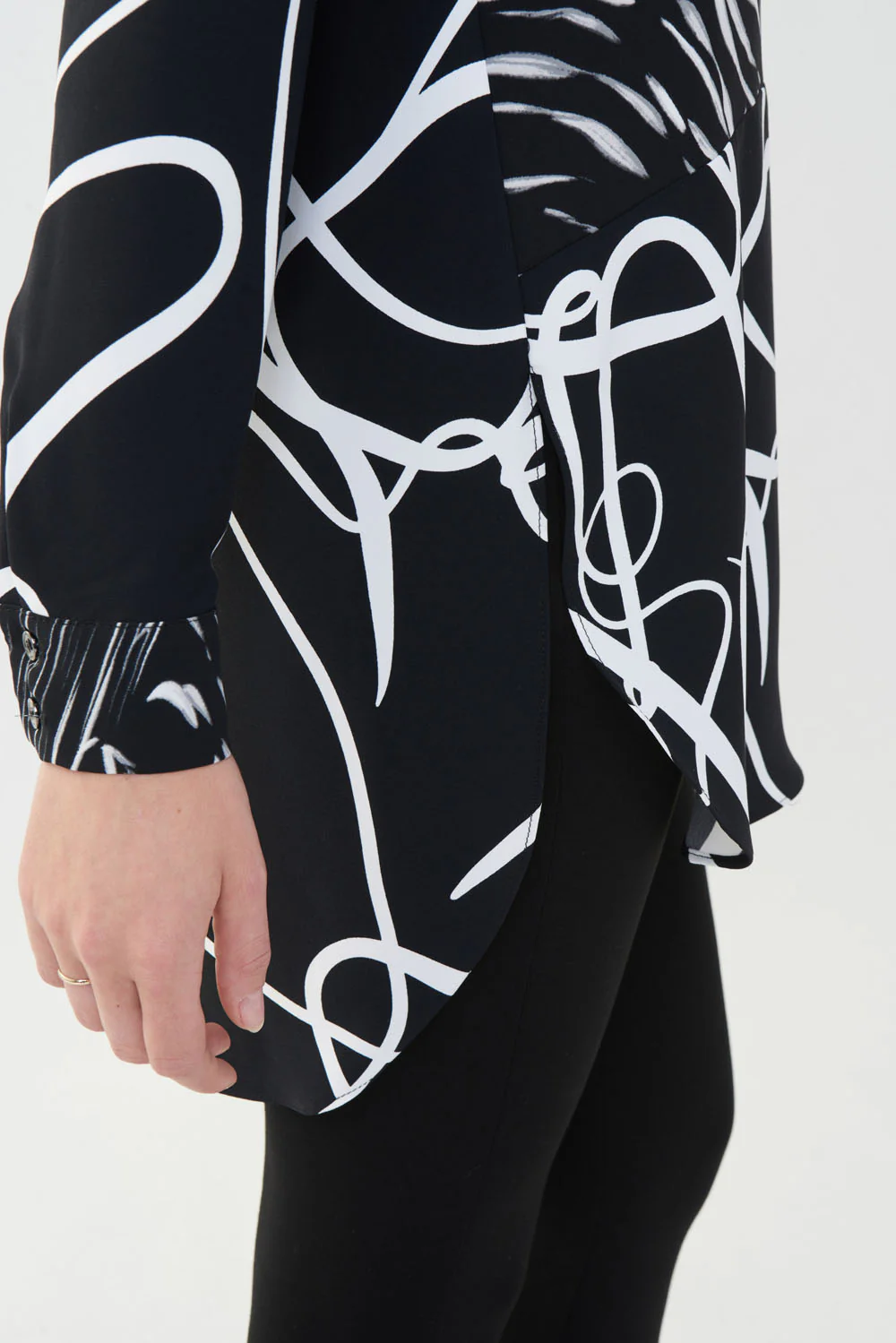 Joseph Ribkoff Chemisier Noir/Vanille Style 223089 - Image 3