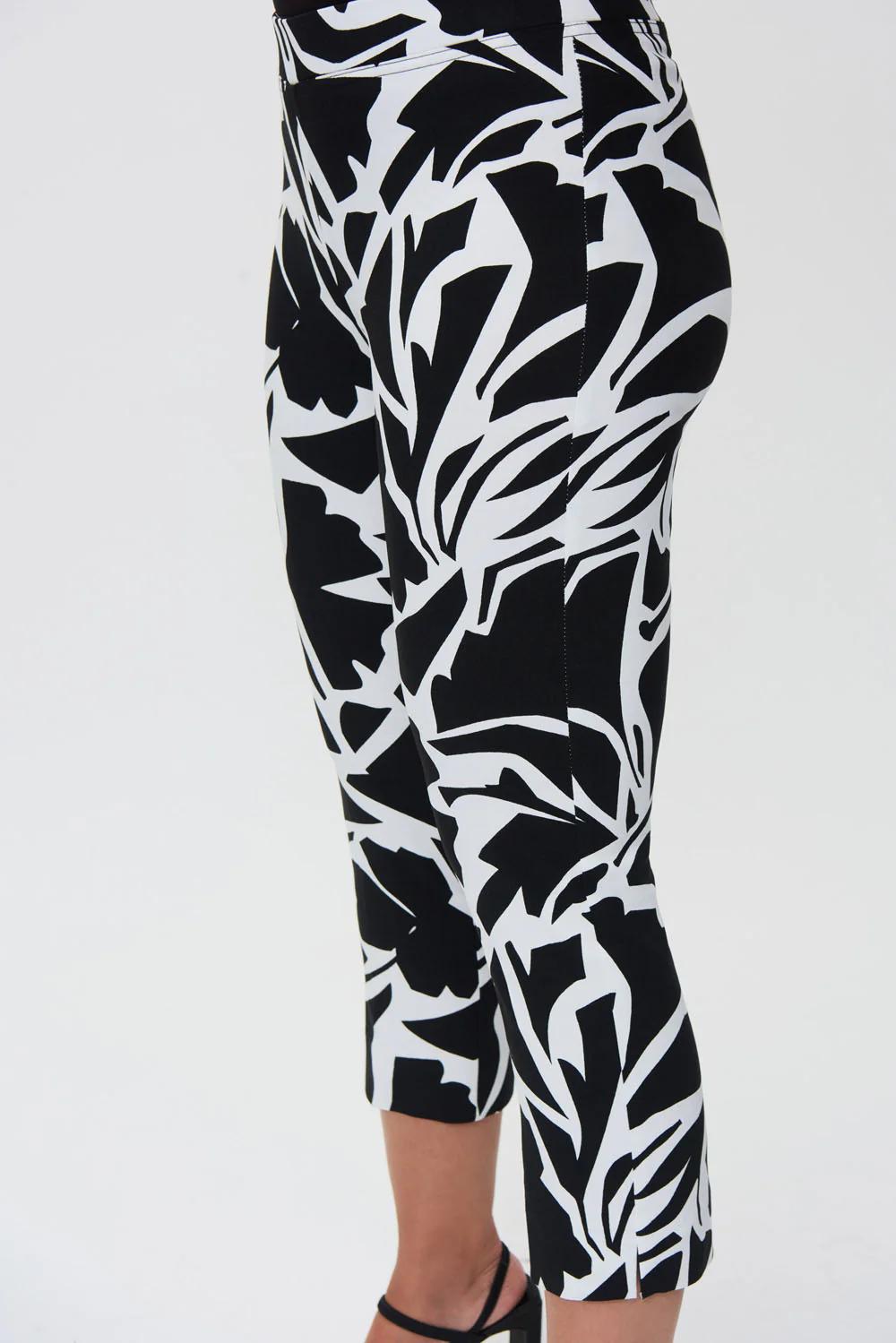 Joseph Ribkoff Vanilla/Black Floral Print Cropped Pull-On Pants Style 232258 - Image 2